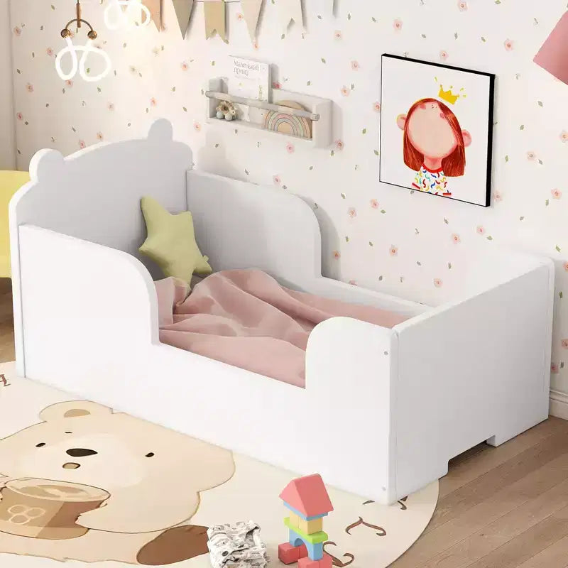 Bärenförmiges Bodenbett von Okak für 3–6 Jahre, Kleinkinderbettgestell mit Sicherheitsgitter, niedliches Kinderbett in Tierform