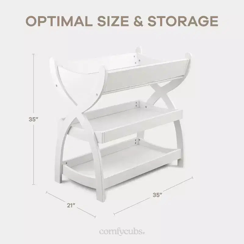 Comfy Cubs Wickeltisch – robuste Holzkonstruktion, zeitloses Design mit zwei offenen Ablagen für Babyutensilien