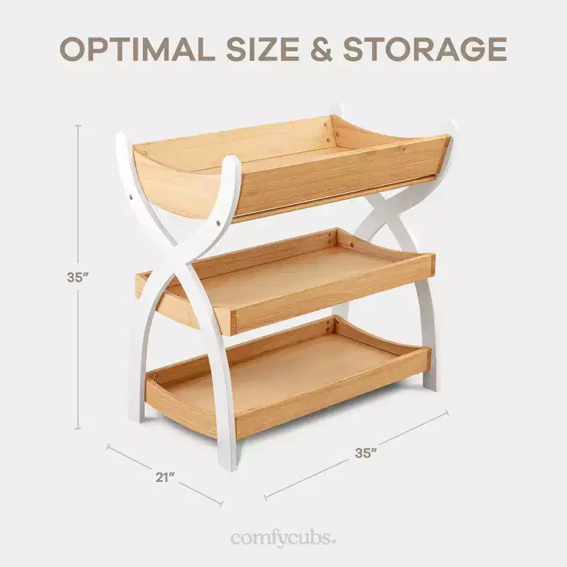 Comfy Cubs Wickeltisch – robuste Holzkonstruktion, zeitloses Design mit zwei offenen Ablagen für Babyutensilien
